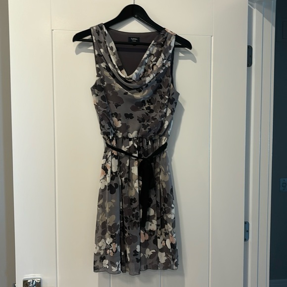 Sleeveless knee length dress - Picture 1 of 6